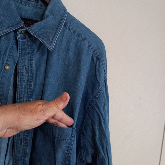 Roundtree & Yorke L Repurposed Chambray Medium Wash Long Sleeved Overshirt Top - Picture 4 of 10